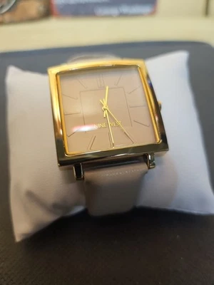 Reloj para mujer Nine West cara cuadrada beige/dorado Foto 1 de 2