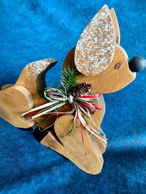 Linda cinta de pie vintage de madera hecha a mano cierva de Navidad reno vacaciones de invierno Foto 1 de 4