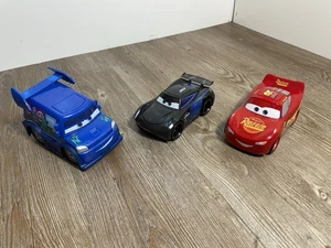 Disney Pixar Cars Track Talkers Jackson Storm, DJ Azul e Iluminación McQueen - Imagen 1 de 5