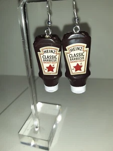 Par de Pendientes de Botella de Barbacoa Heinz Tomato Clasdic Hechos a Mano 7cm Diversión Fiesta Luz - Imagen 1 de 4