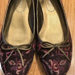 NINE WEST PAISLEY BROWN FABRIC KITTEN HEELS - Picture 1 of 7