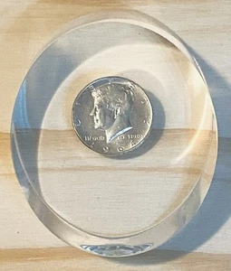 "Moneda de medio dólar Lucite 1964 90 % plata forma ovalada 4,5"" x 3"" x 1,5""" - Imagen 1 de 5