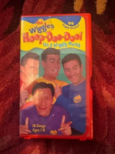 The Wiggles Hoop-Dee-Doo! A Wiggly Party (VHS, 2001) 16 Songs Red Hard Clamshell - Picture 1 of 4