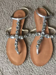*Schutz* flache T-Riemen-Sandalen mit Kristallverzierung Knöchelriemen silberfarben 7 US - Bild 1 von 4