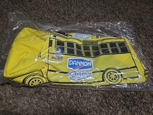 Nuevo bolso de lona Dannon Water Promo amarillo con forma de autobús escolar - 18" X 8" de colección - Imagen 1 de 6