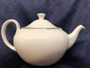 WEDGWOOD ENGLAND DORIC TEEKANNE & DECKEL 36 OZ WEISS MIT PLATINRAND - Bild 1 von 9