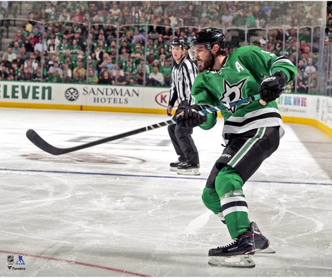 Tyler Seguin Dallas Stars Unsigned Green Jersey Shooting Photograph Cover