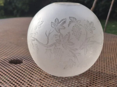 Globe de lampe a petrole decor grapes de raisins tulipe verre depoli - Photo 1/4