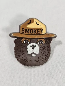 Vintage 1980er Smokey der Bär Krawattennadel Anstecknadel Bärenkopf (1" x 1") von Stoffel - Bild 1 von 3