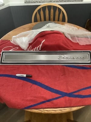 Panel de acabado trasero Ford Galaxie 500 1971 nuevo de lote nuevo D1AZ-65423A42-A Foto 1 de 4