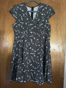 Mini abito aderente e svasato scoop scollo a V manica corta casual/elegante stampa floreale - Foto 1 di 11