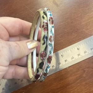 2 Vintage Cloisonné Emaille Armreif Armbänder dünn floral weiß & ecru Konvolut - Bild 1 von 13