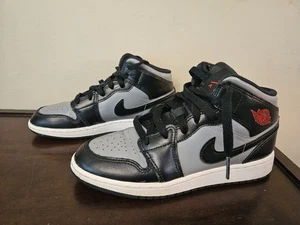 Nike Air Jordan 1 Mid Shadow Red 554725-096 GS Jungen Jugend Größe 4,5 schwarz grau - Bild 1 von 7