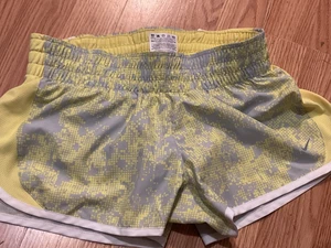 Pantalones cortos para correr Nike Tempo Dri-Fit amarillos y grises talla S (26" cintura y 3" de largo en muy buena condición - Imagen 1 de 4