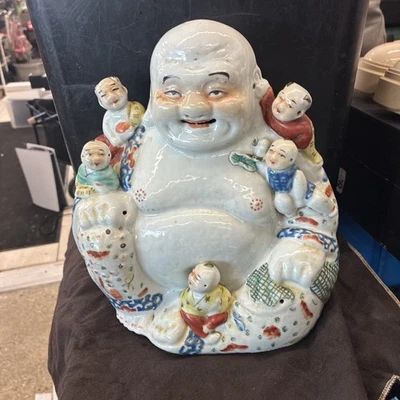 Buda sentado de porcelana rosa de una familia china 1930 con cinco niños Foto 1 de 4