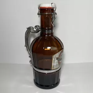 Tapa de porcelana con mango de peltre de vidrio de 0,53 galones (2 L) Monte Carlo Brewery Growler - Imagen 1 de 14