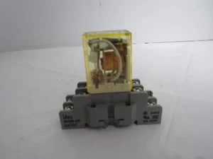 IDEC RH2B-UL AC110-120V RELAY w/ SH2B-05 BASE - Picture 1 of 6