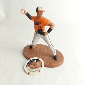 PLASTIC FIGURINE OF MANNY MACHADO THROWING BALL & TOPPS COIN - Picture 1 of 7