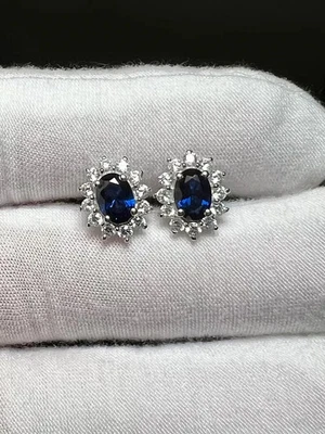 Pendiente de diamantes de zafiro azul natural de corte ovalado de 4,00 quilates de oro blanco de 14 quilates Foto 1 de 4