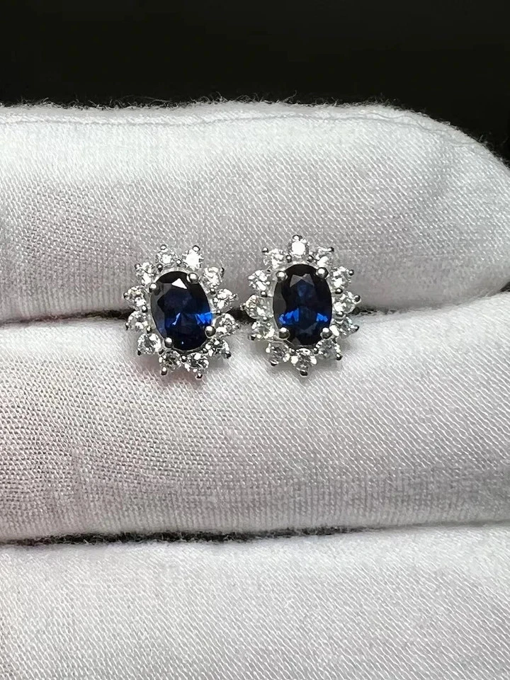 Pendiente de diamantes de zafiro azul natural de corte ovalado de 4,00 quilates de oro blanco de 14 quilates Foto 1 de 4