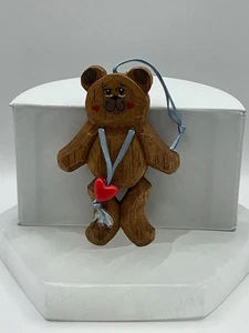 Oso de madera 1988 Kurt S. Adler adorno de Navidad hecho a mano corazón rojo - Imagen 1 de 4