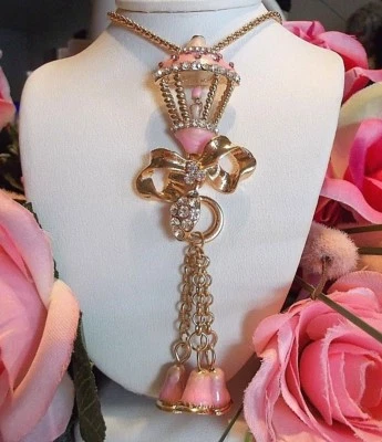 COLLAR COLGANTE BETSEY JOHNSON ROSA CRISTAL Y ESMALTE MOÑO CARILLÓN VIENTO Foto 1 de 4