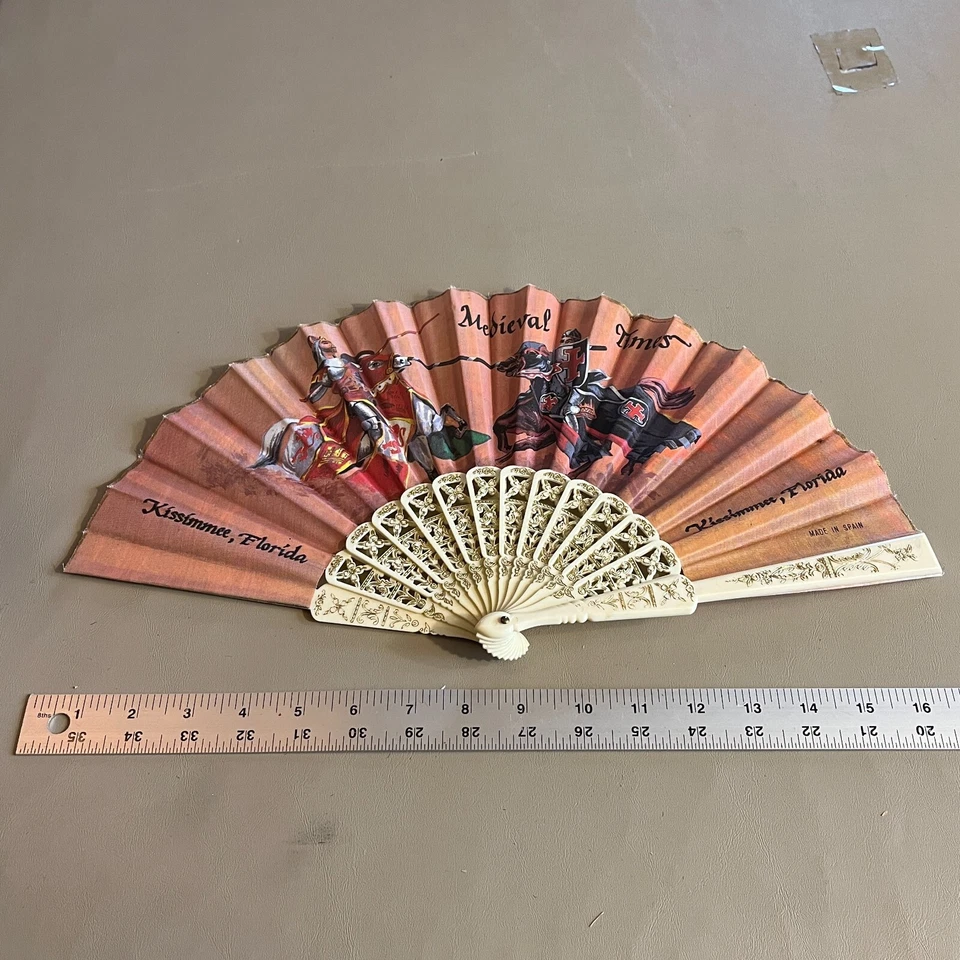Antiguo abanico de mano vintage de plástico y lona plegable 1920-1930 época medieval España Foto 1 de 4
