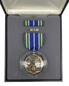 Vintage US Military Achievement Award Medal & Ribbon in Presentation Box 1980's - Picture 1 of 4