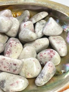 One Cinnabar in Quartz Tumbled Stone 30-35mm Reiki Healing Crystal Peru Finances - Picture 1 of 8