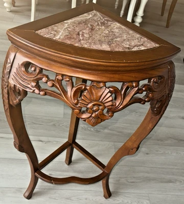 Mesa esquinera vintage tallada en mármol rosa genuino y caoba Foto 1 de 4