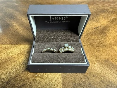 Anillo de compromiso de oro amarillo de 14K con dos anillos de boda de diamantes a juego conjunto nupcial Foto 1 de 4