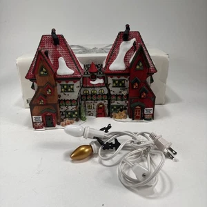 Departamento 56 Muñecas Polo Norte y Santa’s Bear Works 5635-9 Edificio Iluminado con Caja - Imagen 1 de 22