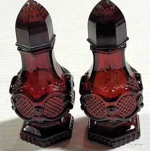 AVON - 1876 Cape Cod Collection Ruby Red - Salt & Pepper Shakers - Picture 1 of 4