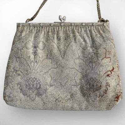 Cartera de micro cuentas francesa Art Deco de la década de 1920 con estrás plateados Foto 1 de 4