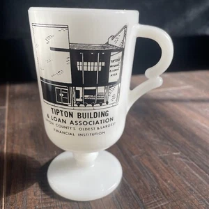 Taza con patas de vidrio de leche blanca Tipton Building And Loan Association - Imagen 1 de 3