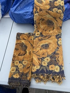 Vintage Set of 2 Fieldcrest Black Gold Yellow Floral Sculpted Fringed Towels USA - Picture 1 of 2