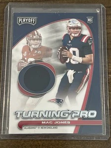 2021 Panini Playoff Mac Jones Turning Pro Patch New England Patriots #TP-MJO - Foto 1 di 2