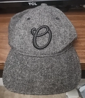 Gorra con tirantes con logotipo "O" azul marino antiguo talla única ajustable gris mezcla de lana Foto 1 de 4