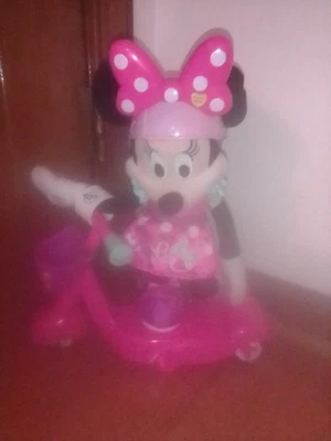 Minnie Mouse en un scooter Foto 1 de 4