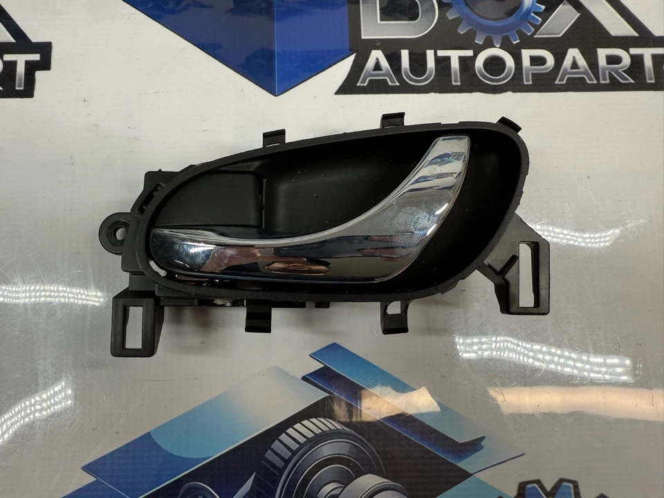 Manija de puerta interior delantera izquierda cromada Nissan Rogue 2014-2020 80671-4BA0A Foto 1 de 4