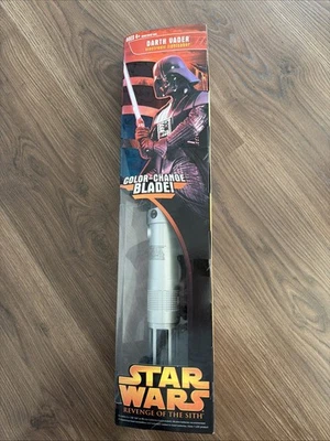 Star Wars Laserschwert Lichtschwert Leuchtend mit Sound Neu mit OVP - Bild 1 von 2