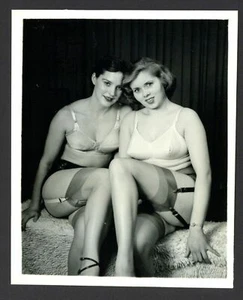 Zwei vollbusige Frauen in Strümpfen 1950 Vintage gewagtes Foto Akt Strumpfgürtel Q2341 - Bild 1 von 2