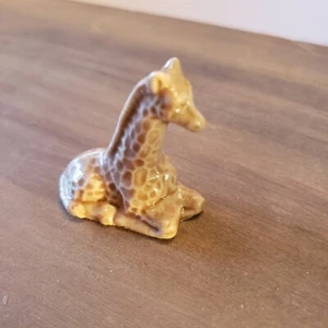 Estatuilla de cerámica en miniatura de té rosa rojo jirafa de Inglaterra de colección Wade Whimsies - Imagen 1 de 7