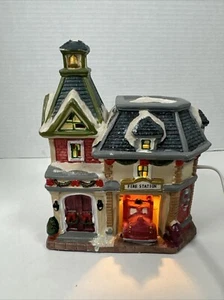 Home Elements Porzellan beleuchtetes Dorf Kirche Gebäude - Innenbereich Neu im Karton - Bild 1 von 15