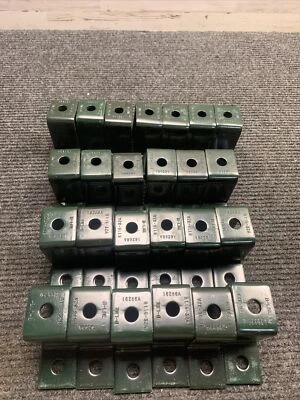 Box of 25 BLINE B116-32AGRN Three Hole U-Support Green - Image 1 of 4