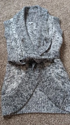 Жилет вязаный без рукавов Charlotte Russe размер M оттенки серого - Изображение 1 из 4