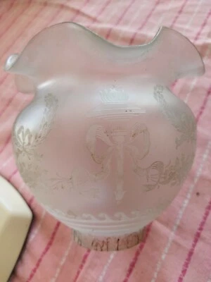 Ancienne tulipe de lampe à pétrole en verre satiné dégagé acide juponnée empire - Photo 1/4