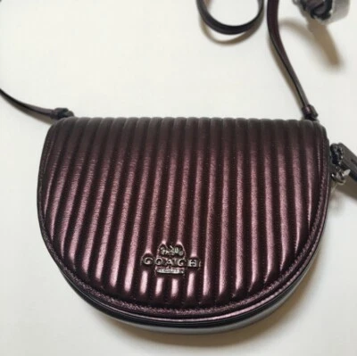 全新无标签 Coach Ellen 马鞍金属深红/勃艮第绗缝皮革斜挎包 — 第 1/4 张图片