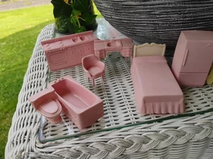 Bañera y tocador vintage rosa Marx de 7 piezas para casa de muñecas cama refrigerador orinal - Imagen 1 de 5