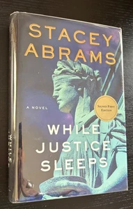 WHILE JUSTICE SLEEPS - STACEY ABRAMS - SIGNED - 1ST ED. - 2021 - DJ UNCLIPPED. - Bild 1 von 10